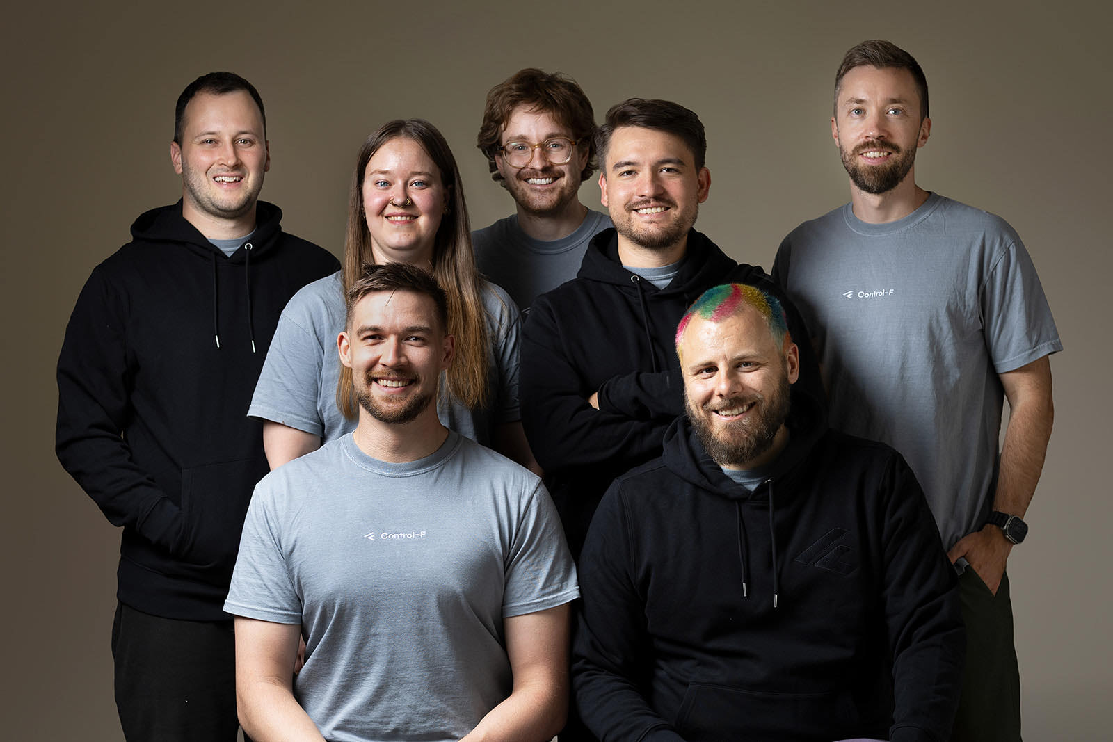 Das Team von Control-F im Studio, in zwei Reihen nebeneinander